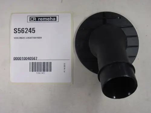 Schwarzes Kunststoffteil mit runder Bodenplatte und einem Weitem, beschriftet mit "Remeha", zeigt Artikelnummer und Barcode für Luftzufuhrverlängerung.